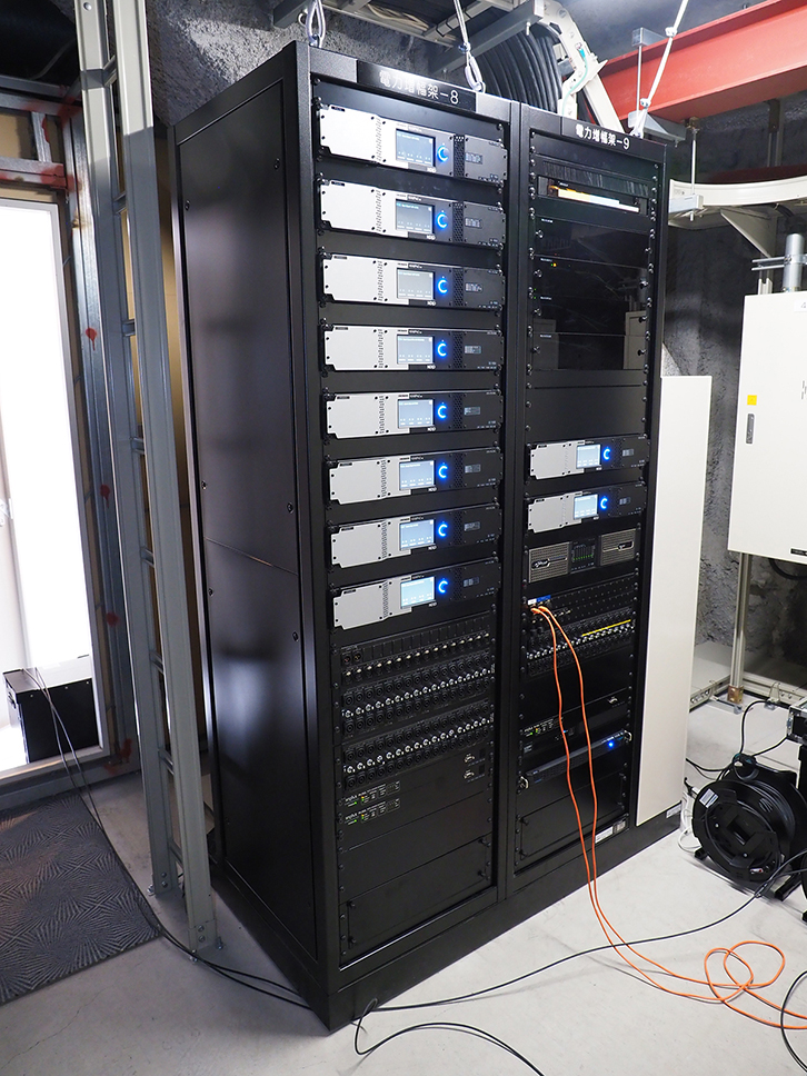 写真10 アンプ室。全部で4か所ある内のひとつ。パワーアンプはすべて「NXAMP MK2」モデル。200Vで駆動