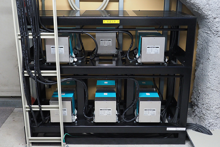 写真11 アンプ室のNCT。アンプ１台に付き3KVAのNCT（電研精機製F６型） が１台接続されている。理由は本文参照