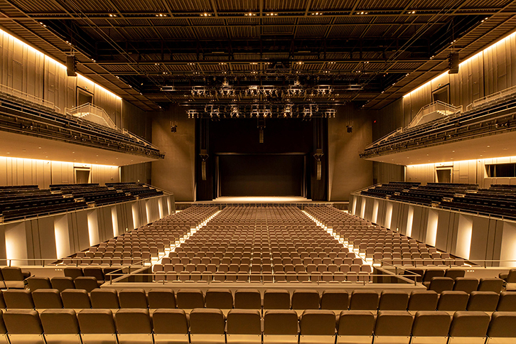 TACHIKAWA STAGE GARDEN<br />
2020年4月開館。延床面積：12.142㎡、収容人数：3,018名、平土間：660㎡、プロセニアム高：16m、間口：21.6m、奥行き（舞台框～ホリゾント幕）：13.7m、ステージ高：1.2m