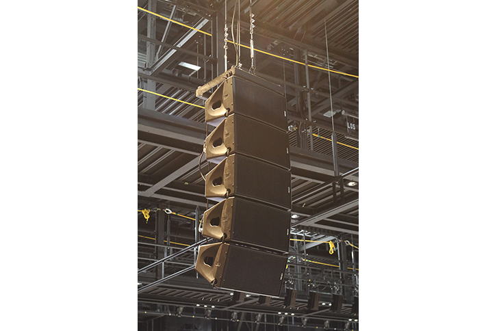 3階後方席をカバーするディレイアレイ・スピーカーシステム「NEXO GEO M10」（片側5本）