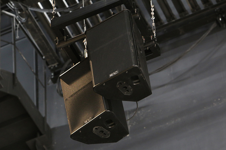 3階席前方席をカバーするアウトフィル・スピーカーシステム「NEXO PS15 R2」（片側2本）