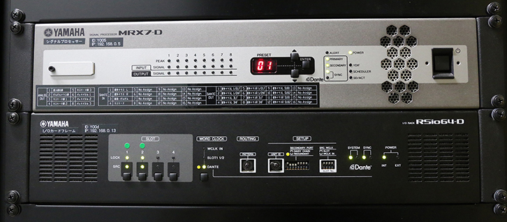 メインコンソールからの信号をパワーアンプ直前で受け取る「RSio64-D」（DanteとLakeのmini-YGDAIカードを装着）