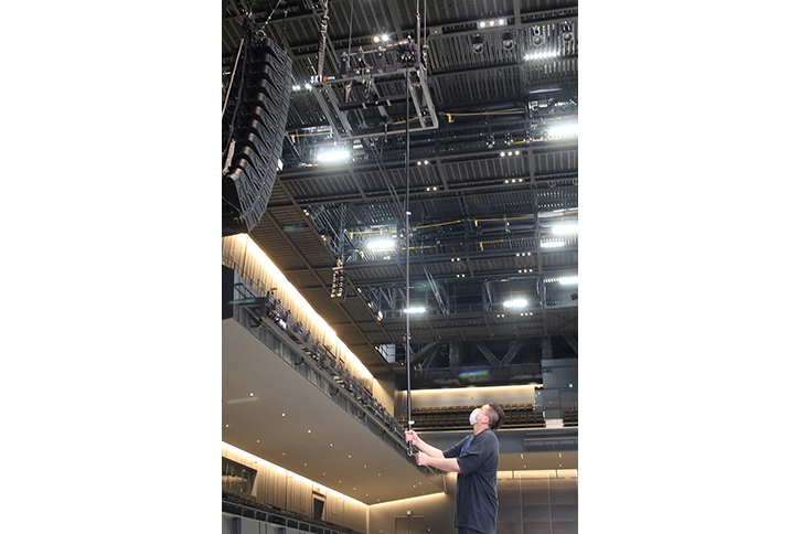 メインアレイ・スピーカーの各内側に仮設（持ち込み）用スピーカーシステムのためのフライングフレームを準備。水平（横方向）に動かすことで間口の変更ができ、またスピーカーを吊り終えた後でも±10度まで角度を変更できる（手動）