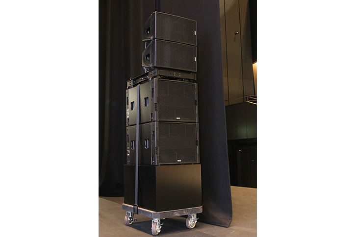 「NEXO GEO M10」（2本）＋「MSUB15」（2本）で構成されたサイドフィル・スピーカーシステム（専用移動台設置済み）。ウェッジモニター・スピーカーとして「NEXO PS15 R2」も12本（モニモニ含む）用意されている