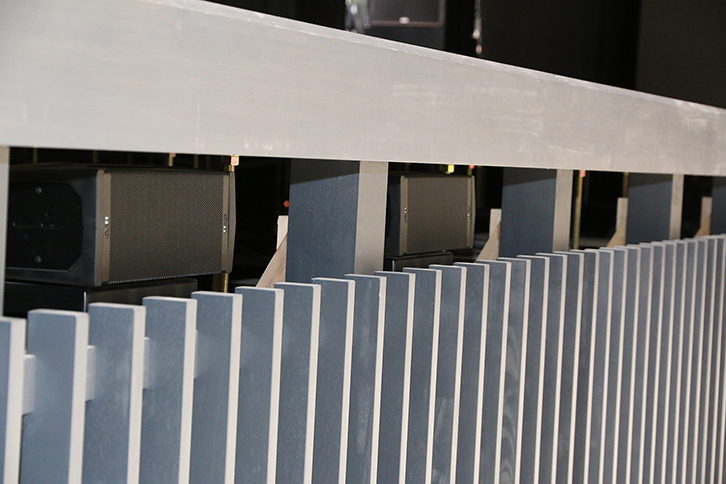 サブウーファーシステム上に設置されたリップフィル・スピーカーシステム「NEXO ID24」（8本／H120°×V40°仕様）