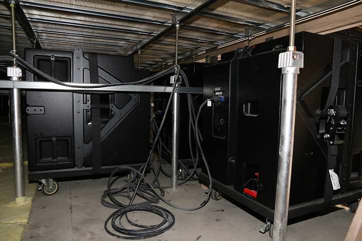 舞台下に仕込まれたサブウーファーシステム「NEXO STM S118」（24本／うち8本はカーディオイド設置）