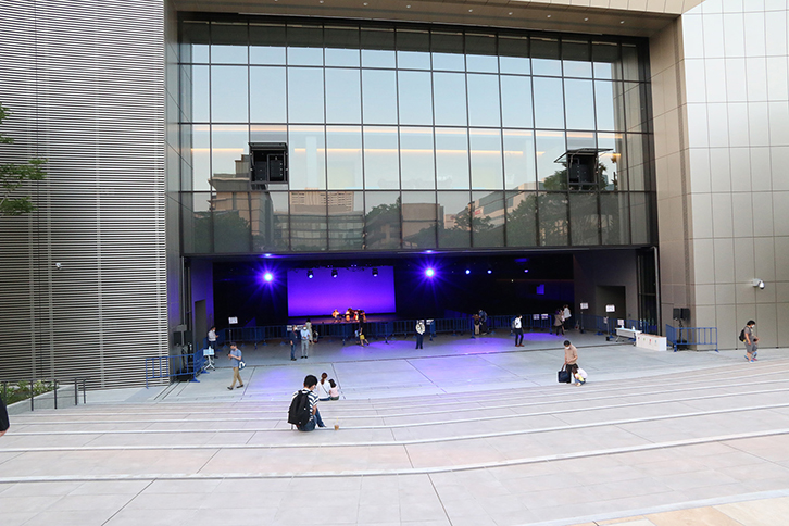 野外に広がるガーデンステージ（580㎡）。収容人数628人（予定）。奥に見えるのが館内舞台