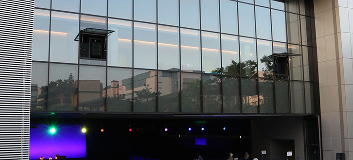 野外に広がるガーデンステージ（580㎡）。収容人数628人（予定）。奥に見えるのが館内舞台