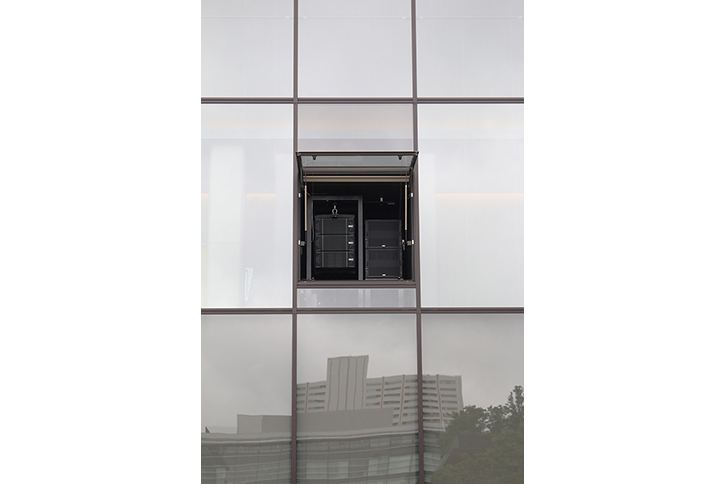 ホール3階の位置からガーデンステージに向けて設置された「NEXO M28」（3本）＋「MSUB15」(2本）。これらは専用の小部屋に収められ「M28」はフライングという徹底ぶり