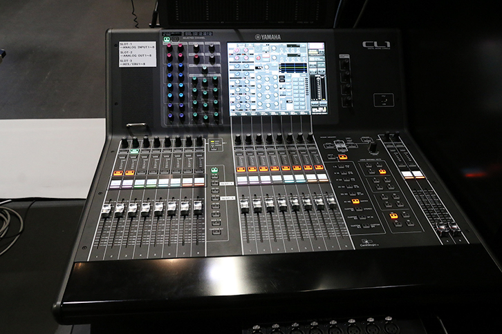 ハウスブースに設置されたデジタルコンソール「CL5」、マトリクスミキサーとして用意された「CL1」、ホワイエ、楽屋、調光室などへの音をコントロールするコンソール「QL1」（運営架に収納）も含め、「TACHIKAWA STAGE GARDEN」では緊急時のバックアップ態勢も考慮し、すべてのコンソールを「ヤマハ」で統一している