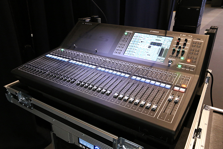舞台上手袖に設置されたモニター用コンソール「QL5」。アンプラックを利用した仮設仕様のため、ポジションの移動も容易にできる