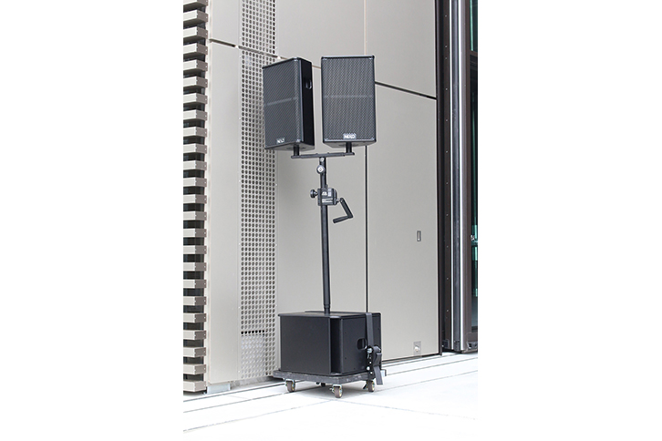 ガーデンステージに用意されたスタンド立てスピーカーシステム「NEXO PS10R2」および「LS600」