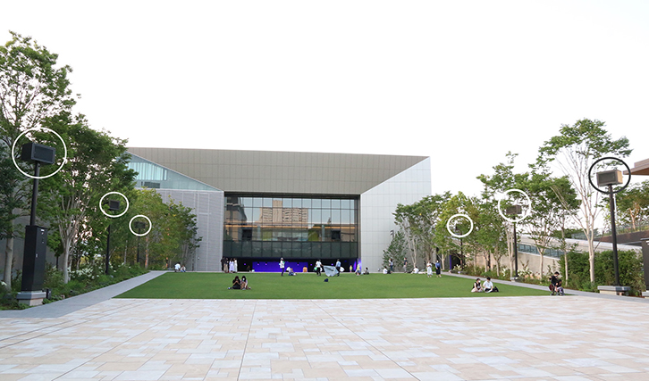 ガーデンステージの南側に隣接する芝生エリア。ここにホールからの直接音は届かないようコントロールされているが、分散配置された6本の「NEXO GEOS1230」によって立体的な音場が現れ、極上の音響空間となる