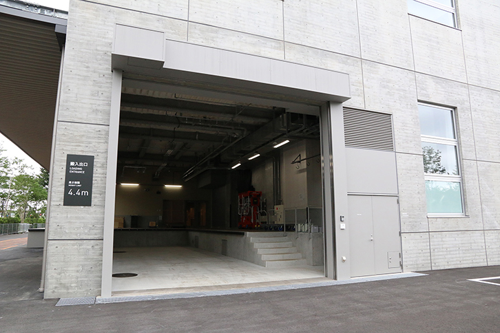 舞台下手袖につながるシャッター中と外の搬入口