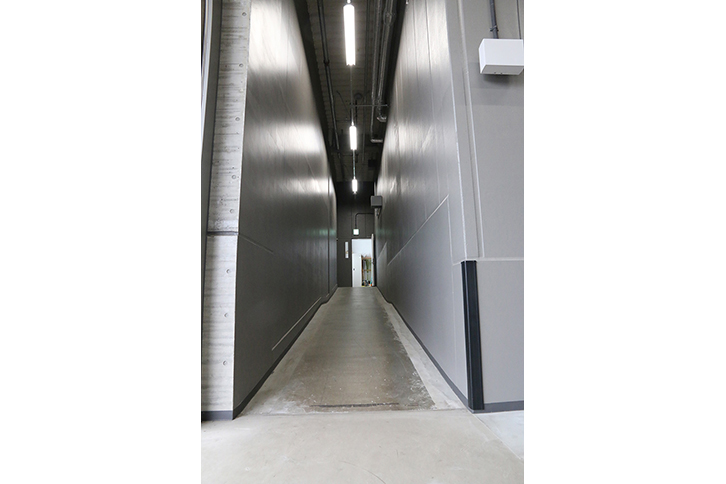 客席につながる搬入口とは緩やかなスロープで繋がっている。ここも菊地氏のこだわりのひとつ