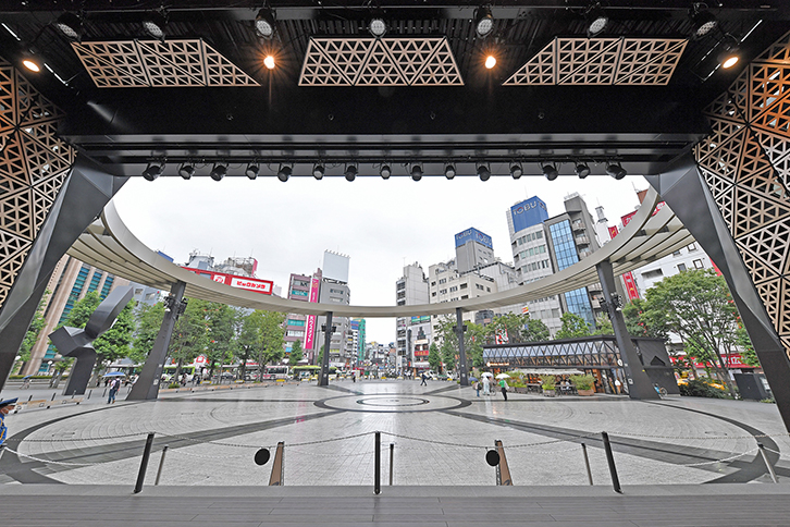 緩やかなステップを流れ落ちる水の滑走路。そこから大空へ飛行機が飛び立つさまをイメージできる、美しい中庭から臨むホール外観