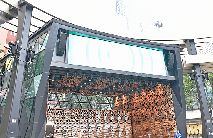 ステージ上部には大型のデジタルサイネージを設置。各パフォーマンスが美しい解像度で映し出されるのはもちろんのこと、催しのスケジュール告知などにも用いられる