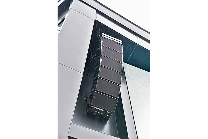 メインスピーカーシステムは「NEXO」のラインアレイシステムを採用。片側に「GEO M1012-I」5台とベースモジュール「GEO M1025-I」1台をフライング。このほか、移動用スピーカーとして「ヤマハDXR12mkⅡ」とパワードサブウーファー「同DXS15mkⅡ」が用意されている