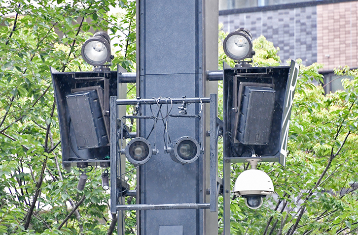 巨大なリングを支える6本の柱には全天候型スピーカーシステム「ONE SYSTEMS 108HTH」を各2本ずつ設置