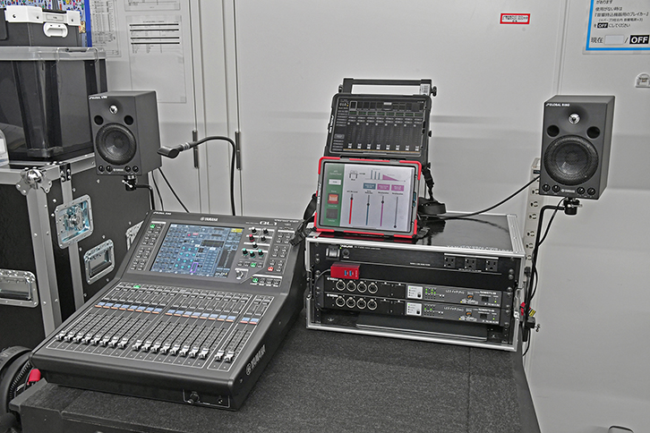 コンパクトなミキシングスペース。メインコンソールは「ヤマハQL1」、ネットワークスイッチ「SWP1-8」も隣にスタンバイし、またタブレットによるコントロール環境も充実している