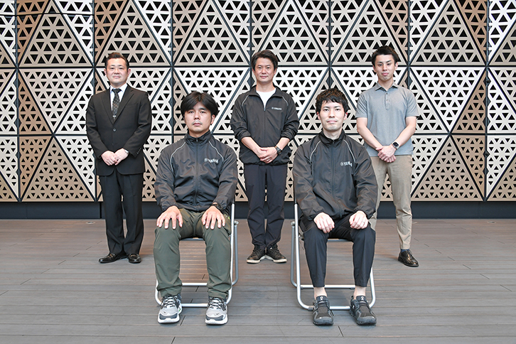「池袋グローバルリングシアターの技術面をサポートした「ヤマハ」および「ヤマハサウンドシステム（YSS）」の皆さん。後列左から、 五十嵐 拓也氏（YSS営業部東京営業所営業課）、松岡 亨氏（YSS品質管理部検査課）、橋本 悌氏（ヤマハ音響事業本部オーディオ事業統括部空間音響グループ）。前列左から、阿部 真氏（YSS技術部東京技術2課）、河野峻也氏（YSSシステム設計室）