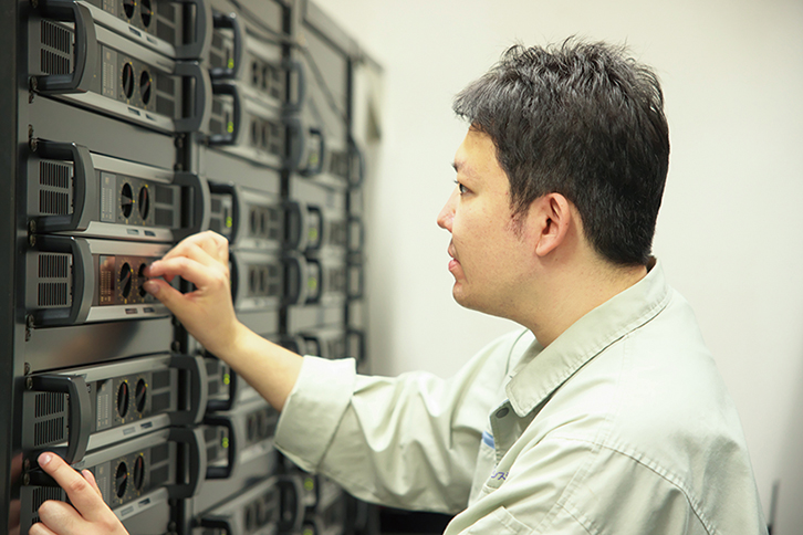 劇場内の主な現場は音響調整室やアンプなどを置く音響機械室、そして舞台、ホワイエ、控室など、施設全体に及ぶ。