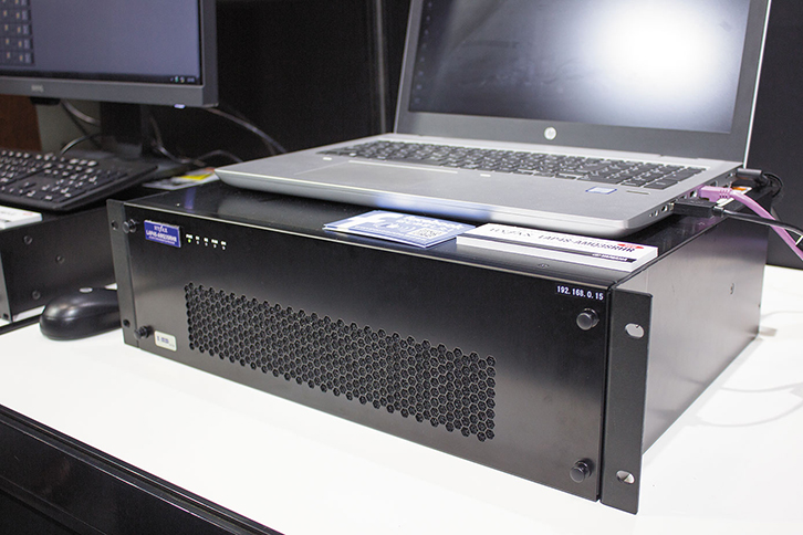 AMQ３-SR用プロセッサーのHYFAX LAP４S-AMQ３SRHR。LinuxベースのOSを搭載し、オーディオ処理に特化したため、低レイテンシーを実現できたとYSSの松原氏は言う