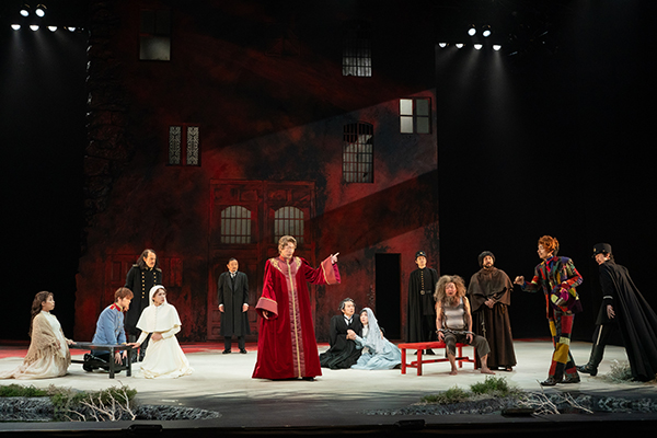 【音像制御システム「AFC Image」使用事例レポート】「新国立劇場」 シェイクスピア、ダークコメディ交互上演 『尺には尺を』『終わりよければすべてよし』