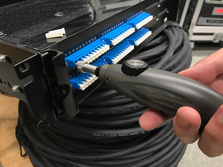 写真7 レセプタクル検査風景