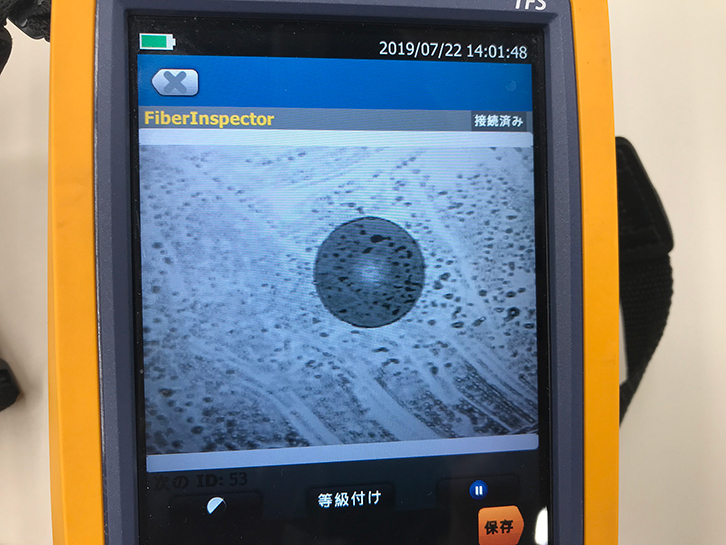 写真9 コネクター検査（汚れた状態）