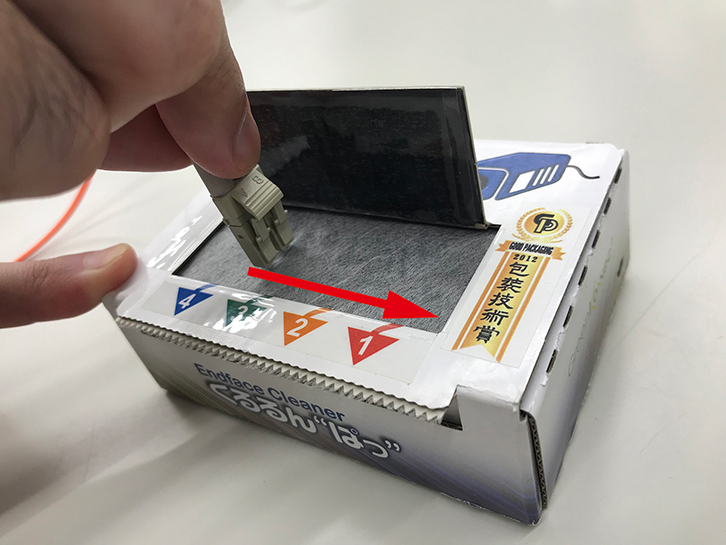 写真10　LCコネクターの清掃風景