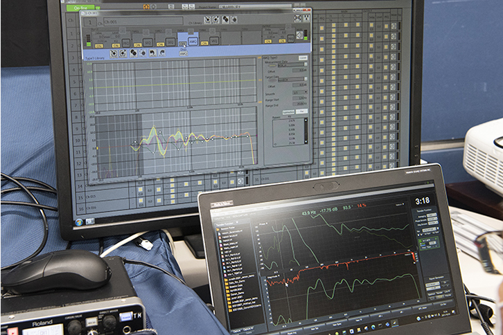 木箱内の隙間をフェルトで埋めた状態
