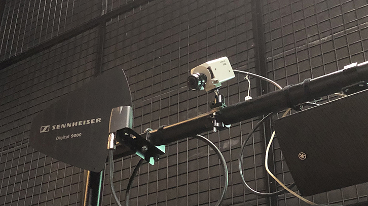 舞台下手袖に設置されたカメラ　舞台下手の状況確認用