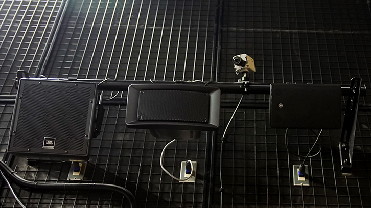  舞台上手袖に設置されたカメラ　上手袖の出演者の出待ちや仕込みの状況確認用