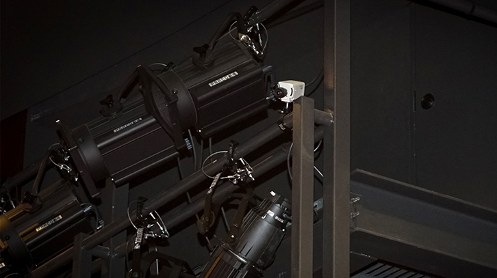 投光フレームに設置されたカメラ　	客席の状況確認用