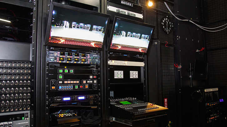 舞台下手袖の音響架に設置されたモニター　常にさまざまなスタッフが常駐するため、すべてのカメラの映像が確認可能