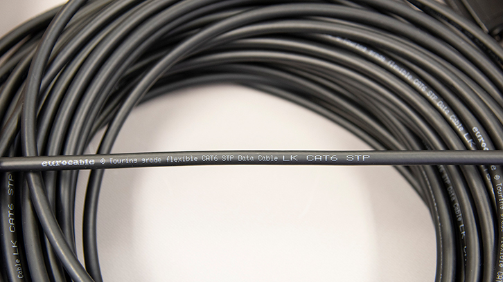 被覆面にCAT6と表記されているLANケーブル