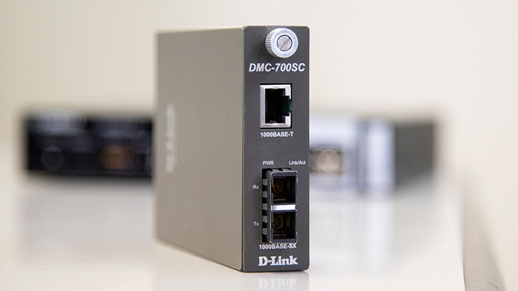 光信号に変換するメディアコンバーター