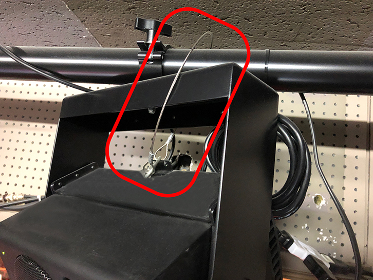 モニタースピーカーの落下防止ワイヤー