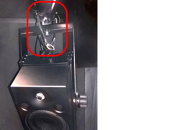 モニタースピーカーの落下防止ワイヤー