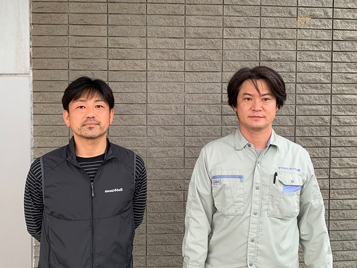 左：株式会社バックステージ　高木敬太氏　　右：当社、品質管理（音響調整）担当