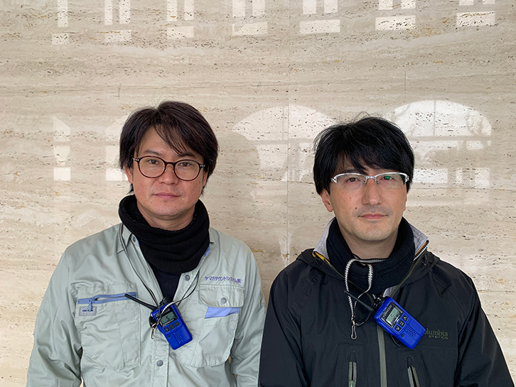 左：当社、品質管理（音響調整・測定）担当 ・ 右：株式会社フリーク 松村 契 氏