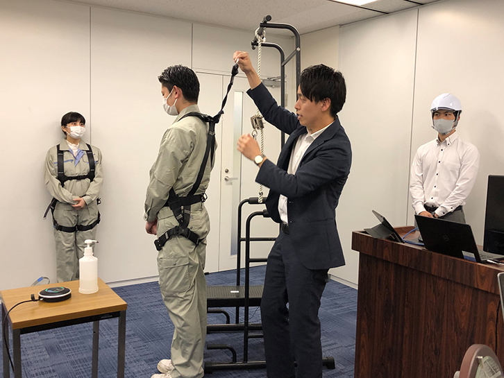 フルハーネス安全帯の着用実演