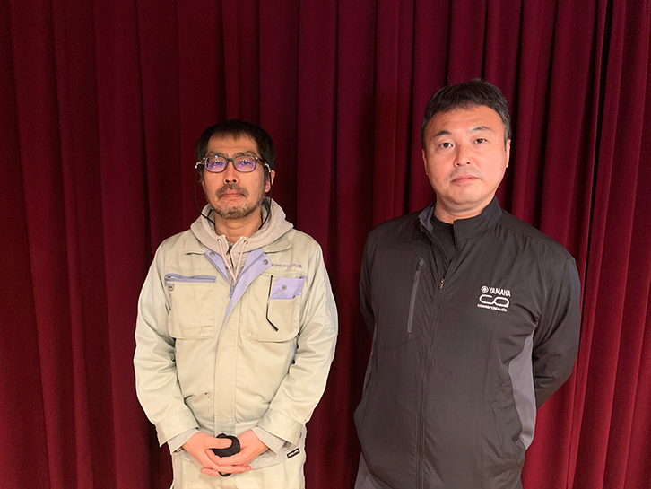 左：当社、品質管理（音響調整・測定）担当 ・ 右：株式会社フリーク 松村 契 氏